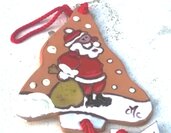 Decorazione natalizia di ceramica manufatto di creta rossa con decoro in cuerda seca 2 pezzi: albero con papà natale con sacco e stella con neve