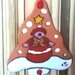 2/a Decorazione natalizia di ceramica manufatto di creta rossa con decoro in cuerda seca 2 pezzi: albero con pupazzo di neve  e stella con cornice di neve