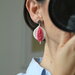 orecchini in fimo pendenti a foglia e goccia, bianchi e rosa texturizzati _008_