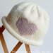 Cappellino/berrettino/cuffia neonata - bianco con cuore rosa- lana merino - fatto a mano