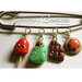 Spilla con decorazioni natalizie: alberello, renna, cioccolato e gelato kawaii