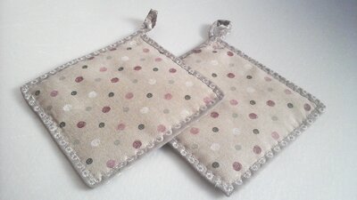 Coppia di presine di stoffa, imbottite fatte a mano Coppia di presine di stoffa, imbottite fatte a mano