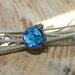 anello semisfera iridescente blu.