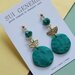 orecchini pendenti in fimo geometrici verde smeraldo ed oro martellato _015_