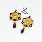 Orecchini pendenti nero, senape e bianco - orecchini in tessitura di perline 