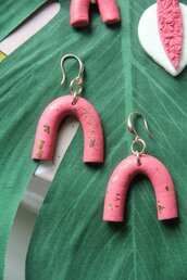 orecchini pendenti geometrici in fimo rosa blush con scaglie oro _034