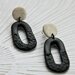 orecchini in fimo pendenti nero e beige granito forma organica texturizzata _039_