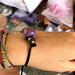 Bracciale con perle in legno viola