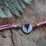 bracciale rosa con fiore.