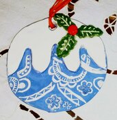 2/a decorazione natalizia della palla schiacciata di ceramica manufatta con elementi in rilievo e motivi  graffiti, su un fondo azzurro