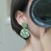 orecchini in fimo pendenti con disegno di foglie a rilievo e lobo texturizzato_verde oliva _043_