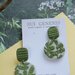 orecchini in fimo pendenti con disegno di foglie a rilievo e lobo texturizzato_verde oliva _043_