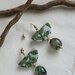 orecchini in fimo pendenti con motivo di foglie e rami verde oliva e oro _044