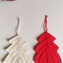 Coppia di alberi di Natale realizzati ad uncinetto in filato di lana bianco e rosso da decorare