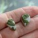 orecchini a lobo piccoli in fimo a goccia/foglia verde oliva e grigio perla motivo a rilievo _052_
