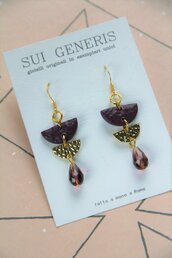 orecchini pendenti medio-piccoli in fimo viola e metallo dorato martellato _055_