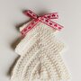 Decorazione natalizia albero di natale ad uncinetto bianco in lana decorato con piccolo fiocco