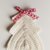 Decorazione natalizia albero di natale ad uncinetto bianco in lana decorato con piccolo fiocco