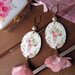 Orecchini pendenti con ovali in legno decorato double-face con rose, fiori in tessuto e perle