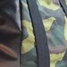 Borsa in ecopelle con inserto in tessuto camouflage