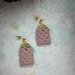 orecchini pendenti in fimo stile boudoir ad effetto capitonne, rosa antico ed oro _056_