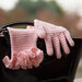 Guanti con dita in lana rosa all'uncinetto