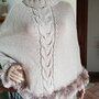 Poncho in lana con bordi effetto pelliccia