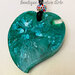 Collana grande cuore in resina verde con tecnica petri dish