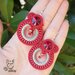 Orecchini a cerchio rossi in soutache con cristalli e perline