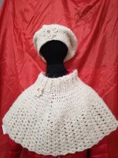 Mantellina coprispalle e cappello basco fatti a mano in lana color ecrù