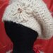 Mantellina coprispalle e cappello basco fatti a mano in lana color ecrù