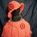 Mantellina coprispalle e cappello fatti a mano in lana rosso-arancio