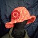 Mantellina coprispalle e cappello fatti a mano in lana rosso-arancio
