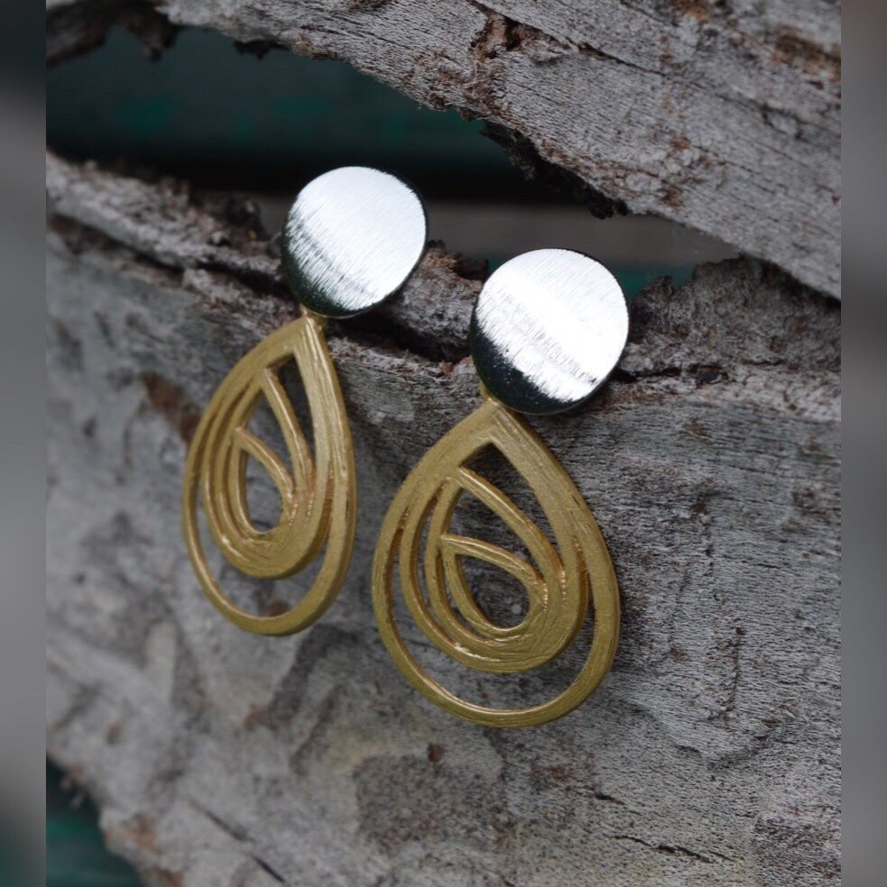 Orecchini Pandora Shine Embrace Intrecciati: eleganza e modernità in