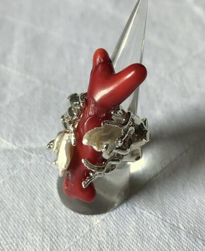 ANELLO IN OTTONE RODIATO CON RAMO DI CORALLO NATURALE E PERLE KESHI ANELLO IN OTTONE RODIATO CON RAMO DI CORALLO NATURALE E PERLE KESHI