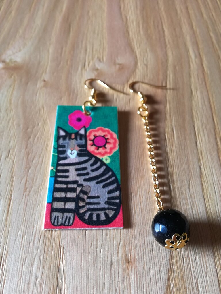 NEWEI Collana smaltata con ciondolo a forma di gattino seduto e floreale, gioiello regalo per donne e ragazze, 41mm x 26mm, Smalto, Nessuna pietra preziosa