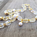 Collana annodata a mano in seta con pietre di quarzo citrino perle d'acqua dolce e pepite in oro gold-filled.