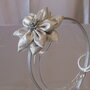 Cerchietto in raso con fiore color argento