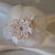 Pettinino da sposa con decori kanzashi e piume, fiori fra i capelli