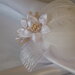 Pettinino da sposa con decori kanzashi e piume, fiori fra i capelli