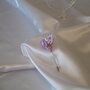 Bottoniera spilla da giacca Kanzashi con fiore lilla e bianco
