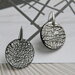 orecchini crackled nero e argento in fimo e foglia d'argento tondi _068_