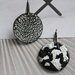 orecchini crackled nero e argento in fimo e foglia d'argento tondi _068_