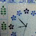 Orologio da parete in mosaico nei toni dell'azzurro con fiori e foglie