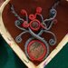 Collana micromacrame con pietra unakite, piccolo granito e sfere in legno dipinto creata con corde annodate rosse e grigie in cotone cerato 