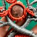 Collana micromacrame con pietra unakite, piccolo granito e sfere in legno dipinto creata con corde annodate rosse e grigie in cotone cerato 