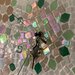 Orologio da parete in mosaico di vetro colorato con fiori e foglie