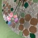 Orologio da parete in mosaico di vetro colorato con fiori e foglie