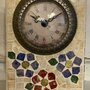 Orologio da tavolo decorato con mosaico colorato con fiori