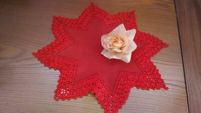 centrino di natale fatto a mano con tessuto e uncinetto, stella di natale centrino di natale fatto a mano con tessuto e uncinetto, stella di natale